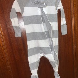 BURTS BEES BABY FOOTED ONESIE 0-3 months